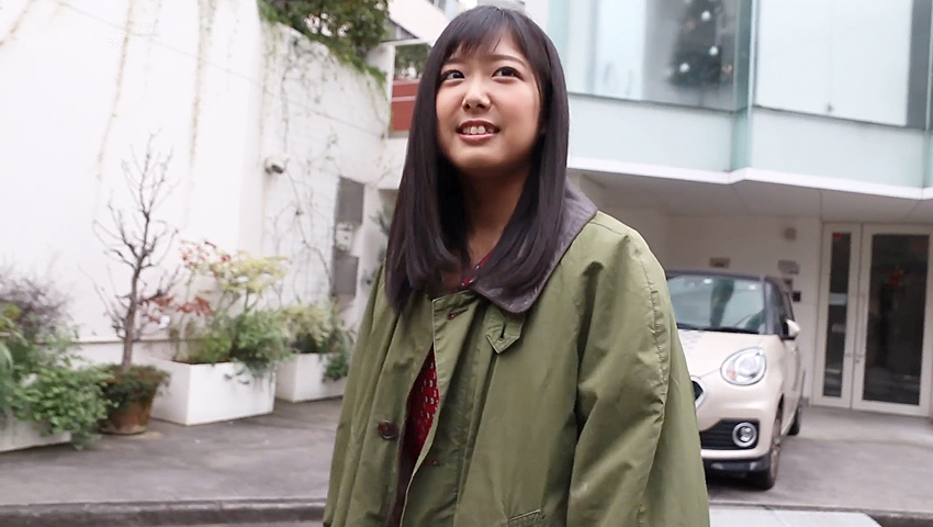 [前乃菜々] こんもりお尻が眩しいハニカミ笑顔 AV女優